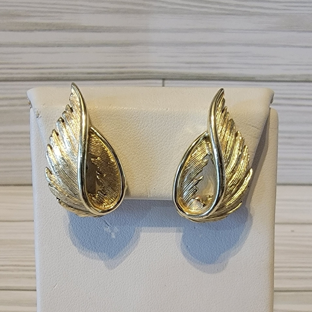 Vintage Lisner Gold Tone Layered Feather Leaf Clip On Statement Earrings